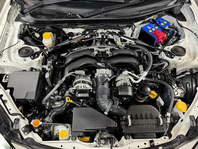 GR86 RC GRエアロ GR鍛造19inAW/サスペンション/ブレーキキャリパー/マフラー GRパフォーマンスダンパー/フェンダーダクトフィン/スタビライジングカバー/給油口カバー 純正ナビ ETC2.0(3枚目)