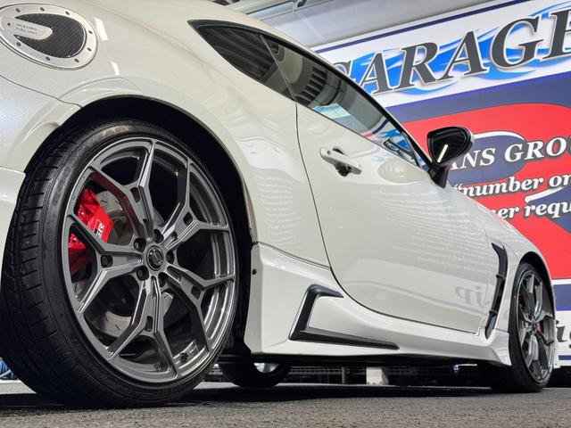 GR86 RC GRエアロ GR鍛造19inAW/サスペンション/ブレーキキャリパー/マフラー GRパフォーマンスダンパー/フェンダーダクトフィン/スタビライジングカバー/給油口カバー 純正ナビ ETC2.0(10枚目)