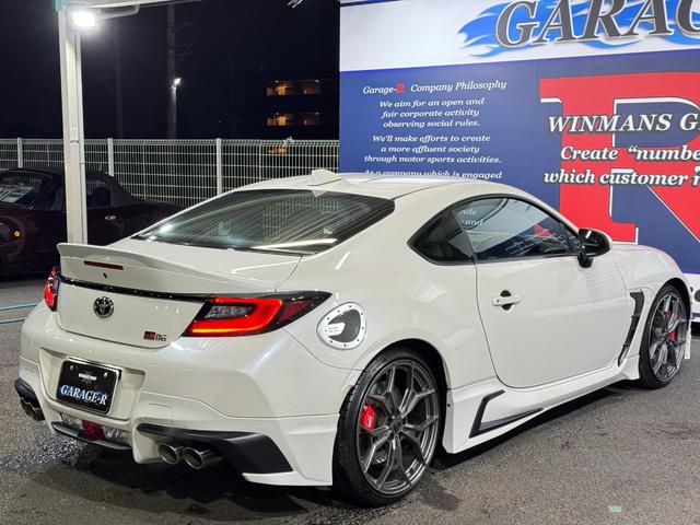 GR86 RC GRエアロ GR鍛造19inAW/サスペンション/ブレーキキャリパー/マフラー GRパフォーマンスダンパー/フェンダーダクトフィン/スタビライジングカバー/給油口カバー 純正ナビ ETC2.0(25枚目)