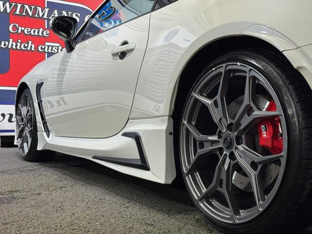 GR86 RC GRエアロ GR鍛造19inAW/サスペンション/ブレーキキャリパー/マフラー GRパフォーマンスダンパー/フェンダーダクトフィン/スタビライジングカバー/給油口カバー 純正ナビ ETC2.0(26枚目)