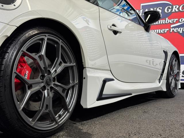 GR86 RC GRエアロ GR鍛造19inAW/サスペンション/ブレーキキャリパー/マフラー GRパフォーマンスダンパー/フェンダーダクトフィン/スタビライジングカバー/給油口カバー 純正ナビ ETC2.0(27枚目)