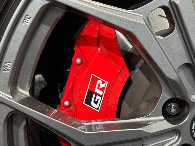 GR86 RC GRエアロ GR鍛造19inAW/サスペンション/ブレーキキャリパー/マフラー GRパフォーマンスダンパー/フェンダーダクトフィン/スタビライジングカバー/給油口カバー 純正ナビ ETC2.0(32枚目)