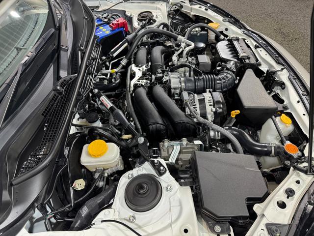 GR86 RC GRエアロ GR鍛造19inAW/サスペンション/ブレーキキャリパー/マフラー GRパフォーマンスダンパー/フェンダーダクトフィン/スタビライジングカバー/給油口カバー 純正ナビ ETC2.0(34枚目)