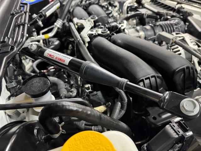 GR86 RC GRエアロ GR鍛造19inAW/サスペンション/ブレーキキャリパー/マフラー GRパフォーマンスダンパー/フェンダーダクトフィン/スタビライジングカバー/給油口カバー 純正ナビ ETC2.0(35枚目)