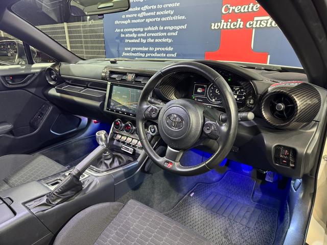 GR86 RC GRエアロ GR鍛造19inAW/サスペンション/ブレーキキャリパー/マフラー GRパフォーマンスダンパー/フェンダーダクトフィン/スタビライジングカバー/給油口カバー 純正ナビ ETC2.0(37枚目)