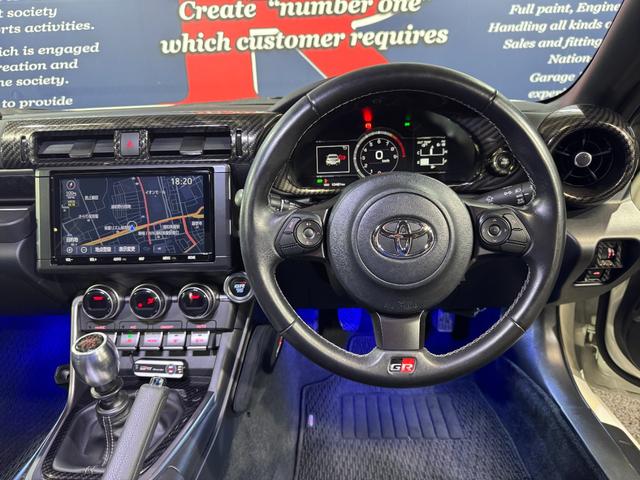 GR86 RC GRエアロ GR鍛造19inAW/サスペンション/ブレーキキャリパー/マフラー GRパフォーマンスダンパー/フェンダーダクトフィン/スタビライジングカバー/給油口カバー 純正ナビ ETC2.0(43枚目)