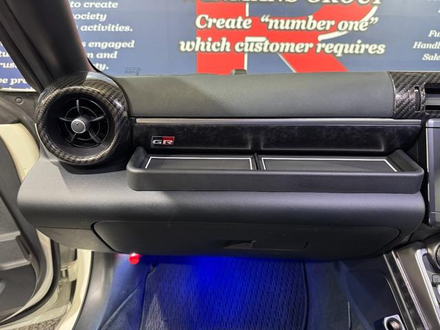 GR86 RC GRエアロ GR鍛造19inAW/サスペンション/ブレーキキャリパー/マフラー GRパフォーマンスダンパー/フェンダーダクトフィン/スタビライジングカバー/給油口カバー 純正ナビ ETC2.0(59枚目)