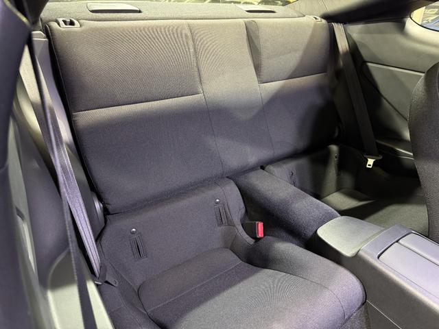 GR86 RC GRエアロ GR鍛造19inAW/サスペンション/ブレーキキャリパー/マフラー GRパフォーマンスダンパー/フェンダーダクトフィン/スタビライジングカバー/給油口カバー 純正ナビ ETC2.0(65枚目)