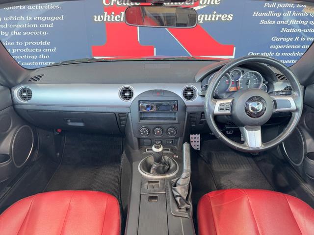 ロードスター ３ｒｄジェネレーションリミテッド　ＡｕｔｏＥｘｅカーボンエアインテーク　純正ビルシュタイン　ショック／サスペンション　純正マフラー　純正１７ｉｎＡＷ　フォグランプ　ｃａｒｒｏｚｚｅｒｉａオーディオ　シートヒーター　ＥＴＣ　キーレス（4枚目）