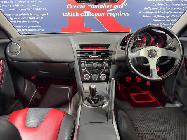 ＲＸ－８ タイプＳ　ＭＡＺＤＡＳＰＥＥＤフルエアロ（Ｆ／Ｓ／Ｒ／リアスポイラー）　ＲＥＣＡＲＯセミバケ（運転席）　ＭＯＭＯステ　純正１８ｉｎＡＷ　純正マフラー　純正オーディオ　ＢＯＳＥサウンド　レザーシート　キーレス（4枚目）