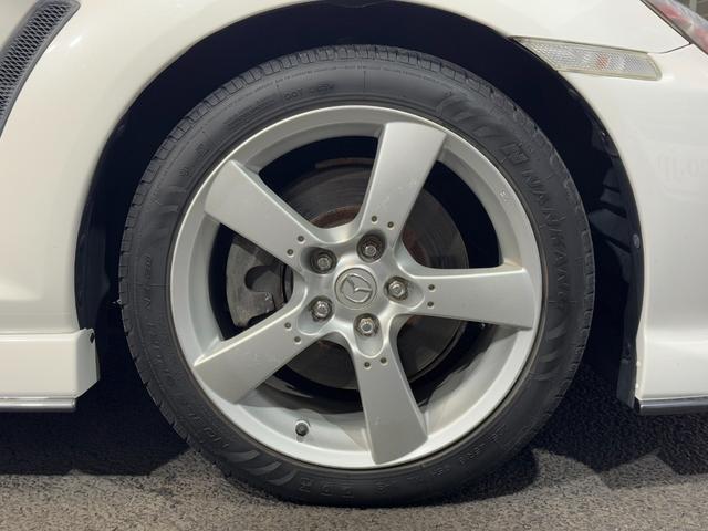 ＲＸ－８ タイプＳ　ＭＡＺＤＡＳＰＥＥＤフルエアロ（Ｆ／Ｓ／Ｒ／リアスポイラー）　ＲＥＣＡＲＯセミバケ（運転席）　ＭＯＭＯステ　純正１８ｉｎＡＷ　純正マフラー　純正オーディオ　ＢＯＳＥサウンド　レザーシート　キーレス（11枚目）
