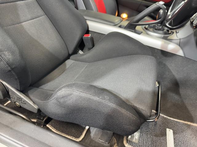 ＲＸ－８ タイプＳ　ＭＡＺＤＡＳＰＥＥＤフルエアロ（Ｆ／Ｓ／Ｒ／リアスポイラー）　ＲＥＣＡＲＯセミバケ（運転席）　ＭＯＭＯステ　純正１８ｉｎＡＷ　純正マフラー　純正オーディオ　ＢＯＳＥサウンド　レザーシート　キーレス（32枚目）