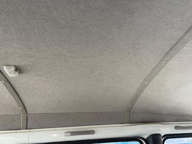 サンバーバン トランスポーター　５速マニュアル　パワステ　パワーウィンドウ　エアバック（8枚目）