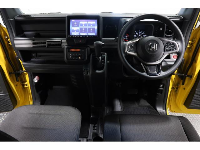 ドライバーを包み込むように、ディスプレーやスイッチ、コンソールを配置。座った瞬間から運転への期待が！空間そのものの心地よさにこだわっています。