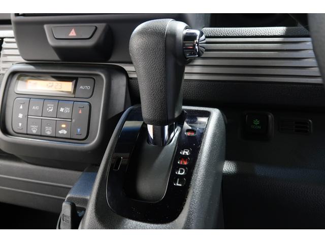 インパネシフトだから視線の移動も少なく足元もスッキリ♪運転席もゆったりしているのでゆとりを持ってドライブできますね！