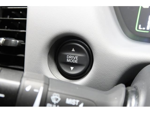 フィット ｅ：ＨＥＶＲＳ　ワンオーナー　ナビ　Ｂカメラ　ドラレコ　運転支援　エアバッグ　パワーウィンドウ　助手席エアバッグ　Ｄレコ　フルセグテレビ　ＬＥＤヘッドランプ　セキュリティアラーム　フルオートエアコン　ＥＴＣ装備　半革（17枚目）