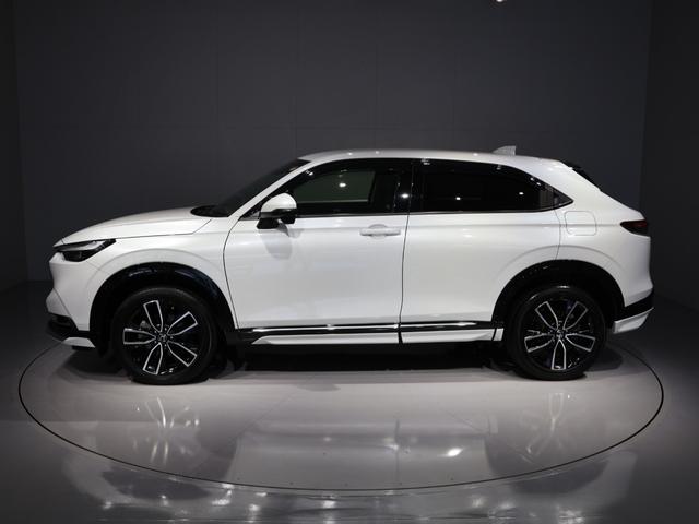 ヴェゼル ｅ：ＨＥＶＺ　禁煙車　運転支援機能　衝突軽減ブレーキ　パワーテールゲート　ＬＥＤヘッドライト　　障害物センサー　純正ナビ　バックカメラ　Ｂｌｕｅｔｏｏｔｈ接続　ミュージックラック　ＥＴＣ　先進ライト　スマキ　Ｄレコ（7枚目）