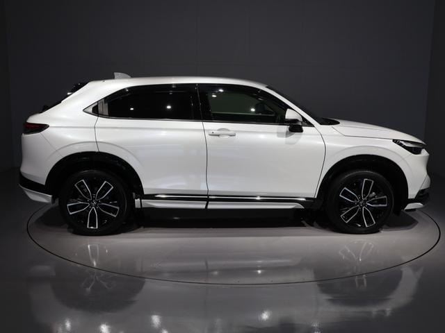 ヴェゼル ｅ：ＨＥＶＺ　禁煙車　運転支援機能　衝突軽減ブレーキ　パワーテールゲート　ＬＥＤヘッドライト　　障害物センサー　純正ナビ　バックカメラ　Ｂｌｕｅｔｏｏｔｈ接続　ミュージックラック　ＥＴＣ　先進ライト　スマキ　Ｄレコ（16枚目）