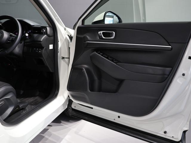 ヴェゼル ｅ：ＨＥＶＺ　禁煙車　運転支援機能　衝突軽減ブレーキ　パワーテールゲート　ＬＥＤヘッドライト　　障害物センサー　純正ナビ　バックカメラ　Ｂｌｕｅｔｏｏｔｈ接続　ミュージックラック　ＥＴＣ　先進ライト　スマキ　Ｄレコ（19枚目）