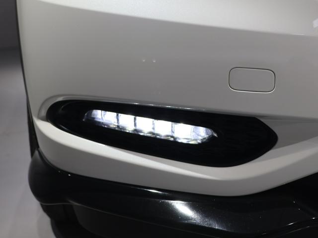 ヴェゼル ハイブリッドＲＳ・ホンダセンシング　禁煙車　運転支援機能　衝突軽減ブレーキ　ＬＥＤヘッドライト　パフォーマンスダンパー　ＥＴＣ　純正８インチナビ　バックカメラ　Ｂｌｕｅｔｏｏｔｈ接続　ドライブレコーダー　シートヒーター　サイドＳＲＳ（14枚目）
