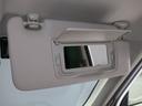 運転席側サンバイザーにはバニティーミラー付が付いています!身だしなみチェックできますよ!また、駐車券などを挟めるスペースもあるのでとても便利です!