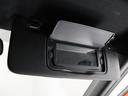 運転席側サンバイザーにはバニティーミラー付が付いています！身だしなみチェックできますよ！また、駐車券などを挟めるスペースもあるのでとても便利です！