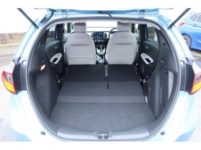 フィット ｅ：ＨＥＶホーム　助手席エアバッグ　運転席エアバッグ　ＬＥＤライト　バックカメラ　ＡＢＳ　サイドエアバッグ　オートクルーズコントロール　フルセグＴＶ　スマートキー　ナビ＆ＴＶ　パワーステアリング　前後誤発進抑制機能（43枚目）