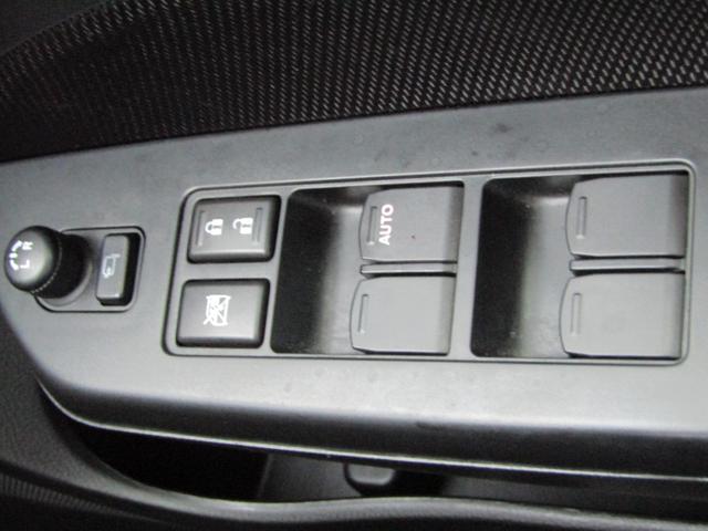 スイフトスポーツ ベースグレード 6速マニュアル車 NA1600cc HIDヘッドライト プッシュスタート 純正17インチアルミホイール モンスターシフトノブ クルコン 電格ミラー KENWOODナビ SDナビ フルセグTV視聴(34枚目)