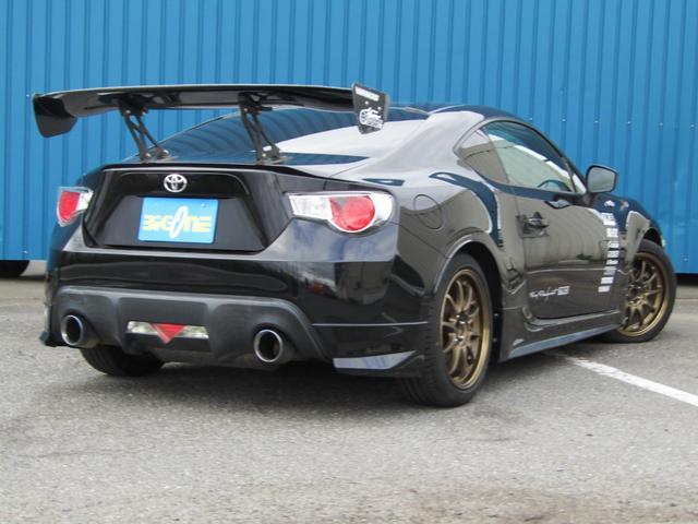 ８６ ＧＴ　６速　マニュアル　ＨＫＳ車高調　エアロ　ＲＡＹＳ　ＣＥ２８ＡＷ　トラストマフラー　ＧＴウィング　Ｂｌｕｅｔｏｏｔｈ対応　ストラーダナビ　ＥＴＣ　フルセグ　スマートキー（3枚目）