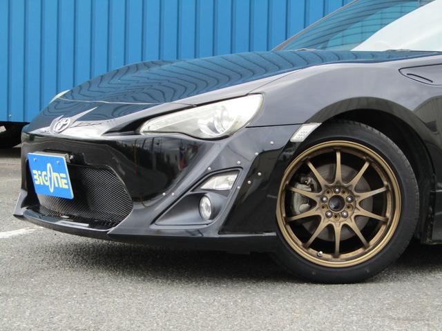 ８６ ＧＴ　６速　マニュアル　ＨＫＳ車高調　エアロ　ＲＡＹＳ　ＣＥ２８ＡＷ　トラストマフラー　ＧＴウィング　Ｂｌｕｅｔｏｏｔｈ対応　ストラーダナビ　ＥＴＣ　フルセグ　スマートキー（13枚目）