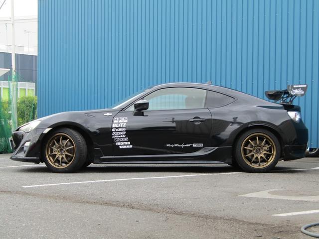 ８６ ＧＴ　６速　マニュアル　ＨＫＳ車高調　エアロ　ＲＡＹＳ　ＣＥ２８ＡＷ　トラストマフラー　ＧＴウィング　Ｂｌｕｅｔｏｏｔｈ対応　ストラーダナビ　ＥＴＣ　フルセグ　スマートキー（17枚目）