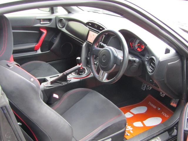 ８６ ＧＴ　６速　マニュアル　ＨＫＳ車高調　エアロ　ＲＡＹＳ　ＣＥ２８ＡＷ　トラストマフラー　ＧＴウィング　Ｂｌｕｅｔｏｏｔｈ対応　ストラーダナビ　ＥＴＣ　フルセグ　スマートキー（22枚目）