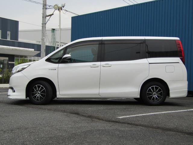 ノア ハイブリッドＧ　ユーザー買取車　パワスラ　フリップダウンモニター　Ｂｌｕｅｔｏｏｔｈ対応　純正ナビ　ＣＤ・ＤＶＤ　フルセグ視聴　モデリスタエアロ　シートヒーター　ビルトインＥＴＣ　社外ＡＷ　プッシュスタート　スマキー（14枚目）