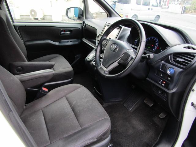 ノア ハイブリッドＧ　ユーザー買取車　パワスラ　フリップダウンモニター　Ｂｌｕｅｔｏｏｔｈ対応　純正ナビ　ＣＤ・ＤＶＤ　フルセグ視聴　モデリスタエアロ　シートヒーター　ビルトインＥＴＣ　社外ＡＷ　プッシュスタート　スマキー（22枚目）