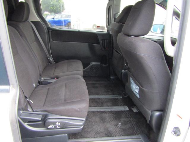 ノア ハイブリッドＧ　ユーザー買取車　パワスラ　フリップダウンモニター　Ｂｌｕｅｔｏｏｔｈ対応　純正ナビ　ＣＤ・ＤＶＤ　フルセグ視聴　モデリスタエアロ　シートヒーター　ビルトインＥＴＣ　社外ＡＷ　プッシュスタート　スマキー（45枚目）