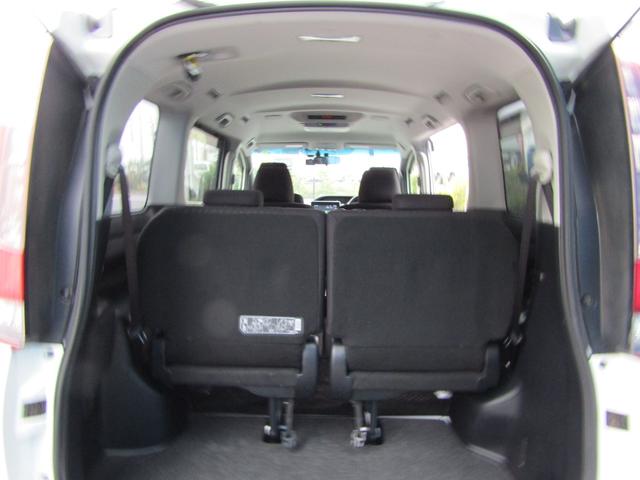 ノア ハイブリッドＧ　ユーザー買取車　パワスラ　フリップダウンモニター　Ｂｌｕｅｔｏｏｔｈ対応　純正ナビ　ＣＤ・ＤＶＤ　フルセグ視聴　モデリスタエアロ　シートヒーター　ビルトインＥＴＣ　社外ＡＷ　プッシュスタート　スマキー（51枚目）