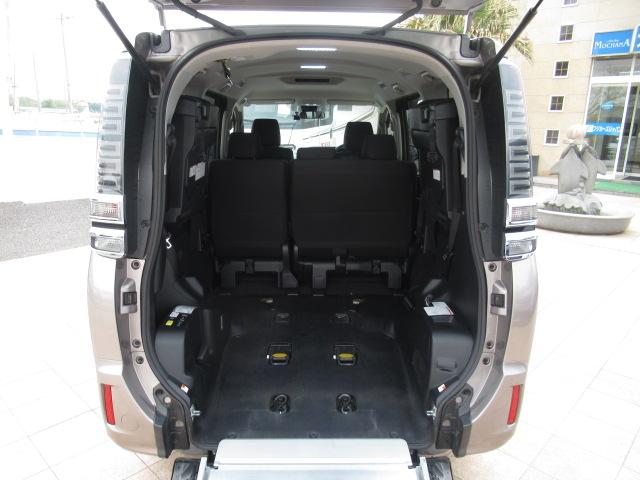 ヴォクシー Ｘ　福祉車両　ウェルキャブ　スロープ　タイプ２　クラリオンＳＤナビ　バックカメラ　後退防止ベルト　車いす電動固定装置　リア車高降下装置　片側電動スライドドア　トヨタセーフティセンス（2枚目）