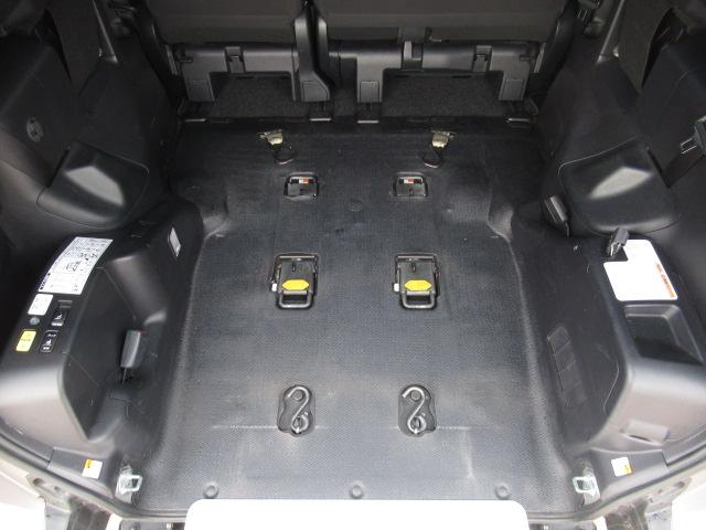 ヴォクシー Ｘ　福祉車両　ウェルキャブ　スロープ　タイプ２　クラリオンＳＤナビ　バックカメラ　後退防止ベルト　車いす電動固定装置　リア車高降下装置　片側電動スライドドア　トヨタセーフティセンス（9枚目）