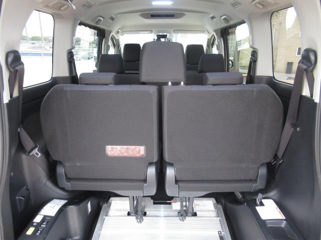 ヴォクシー Ｘ　福祉車両　ウェルキャブ　スロープ　タイプ２　クラリオンＳＤナビ　バックカメラ　後退防止ベルト　車いす電動固定装置　リア車高降下装置　片側電動スライドドア　トヨタセーフティセンス（13枚目）