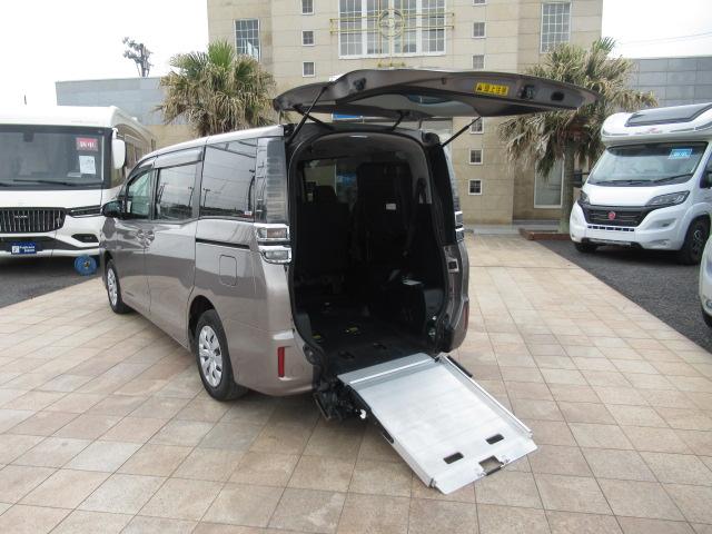 ヴォクシー Ｘ　福祉車両　ウェルキャブ　スロープ　タイプ２　クラリオンＳＤナビ　バックカメラ　後退防止ベルト　車いす電動固定装置　リア車高降下装置　片側電動スライドドア　トヨタセーフティセンス（32枚目）