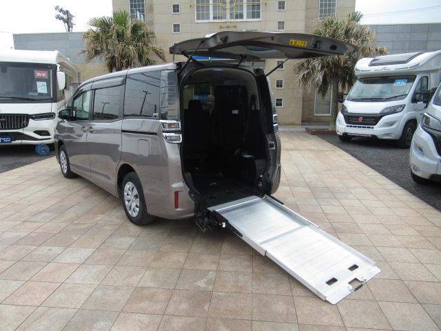 ヴォクシー Ｘ　福祉車両　ウェルキャブ　スロープ　タイプ２　クラリオンＳＤナビ　バックカメラ　後退防止ベルト　車いす電動固定装置　リア車高降下装置　片側電動スライドドア　トヨタセーフティセンス（33枚目）