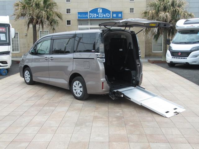 ヴォクシー Ｘ　福祉車両　ウェルキャブ　スロープ　タイプ２　クラリオンＳＤナビ　バックカメラ　後退防止ベルト　車いす電動固定装置　リア車高降下装置　片側電動スライドドア　トヨタセーフティセンス（34枚目）