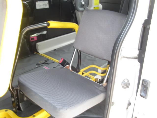 ハイエースバン 　福祉車両　ウェルキャブ　Ｂタイプ　車いす２基固定　１０人乗り　純正メモリーナビ　バックカメラ　前後ドライブレコーダー　純正イモビライザー　コーナーセンサー　スイングアームリフト（6枚目）