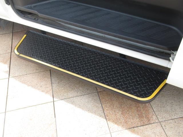ハイエースバン 　福祉車両　ウェルキャブ　Ｂタイプ　車いす２基固定　１０人乗り　純正メモリーナビ　バックカメラ　前後ドライブレコーダー　純正イモビライザー　コーナーセンサー　スイングアームリフト（23枚目）