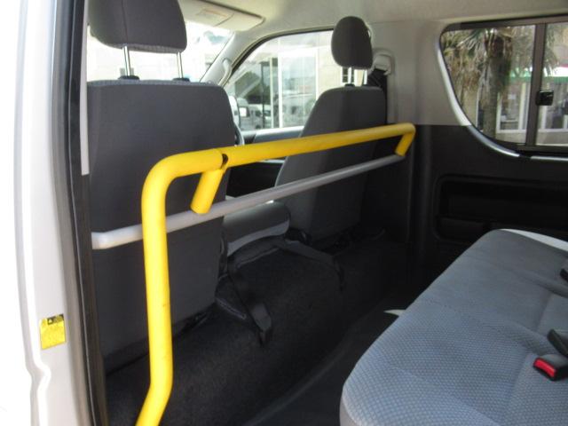ハイエースコミューター 　福祉車両　ウェルキャブ　リアリフト　Ｄタイプ　車いす４基固定　車いす電動固定装置　電動サイドステップ（5枚目）