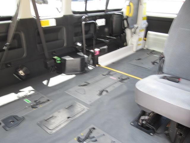 ハイエースコミューター 　福祉車両　ウェルキャブ　リアリフト　Ｄタイプ　車いす４基固定　車いす電動固定装置　電動サイドステップ（7枚目）