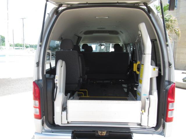 ハイエースコミューター 　福祉車両　ウェルキャブ　リアリフト　Ｄタイプ　車いす４基固定　車いす電動固定装置　電動サイドステップ（12枚目）