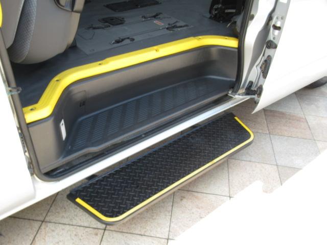 ハイエースコミューター 　福祉車両　ウェルキャブ　リアリフト　Ｄタイプ　車いす４基固定　車いす電動固定装置　電動サイドステップ（25枚目）