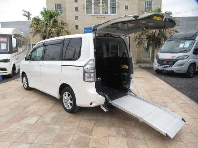 ヴォクシー Ｘ　Ｌエディション　福祉車両　ウェルキャブ　タイプ１　スロープ　４ＷＤ　事業用　サードシート無し　５人乗り　純正ＳＤナビ　バックカメラ　ＥＴＣ　片側電動スライドドア（33枚目）