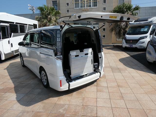 ヴォクシー Ｘ　福祉車両　４ＷＤ　ウェルキャブ　スロープ　タイプ１　リア車高降下装置　後退防止ベルト　車いす電動固定装置　両側電動スライドドア　ＥＴＣ　衝突軽減ブレーキ　セーフティーセンス（31枚目）